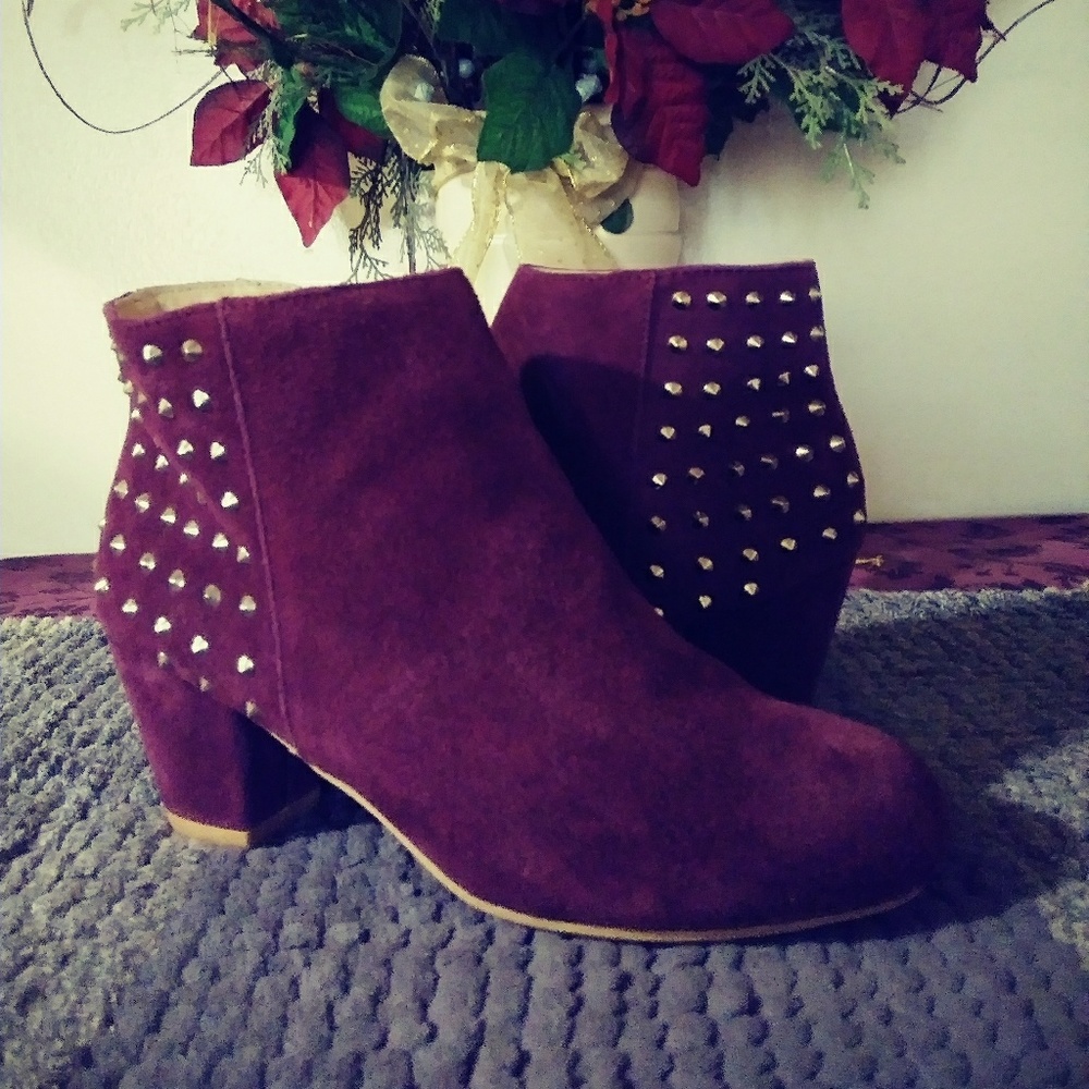MARK. BOOTS IN SCARLETT WITH STUDS, ADORABLE!